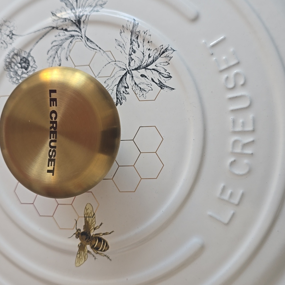 NEW Le Creuset Enameled Cast Iron Round Oven, 4 1/2-Qt.Honeycomb,Retail $500.00 - Picture 16 of 16